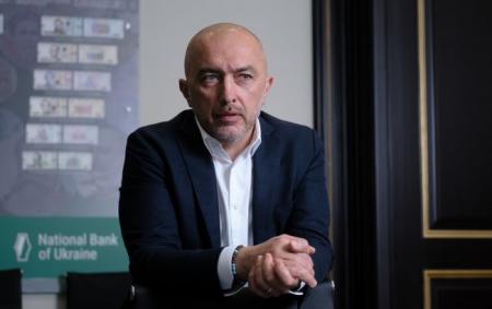 НБУ не очікує драми для економіки через дозвіл виїзду 22-річних за кордон