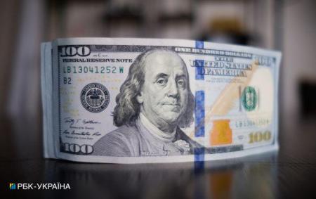 Українці за останній місяць скоротили купівлю валюти у банках на третину