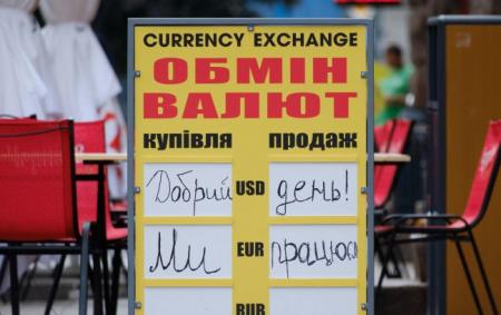 Долари не потрібні? Чому українці здають валюту та що буде з курсом