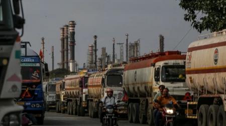 Російська нафта втрачає найбільшого покупця: індійські держкомпанії зупинили закупівлі