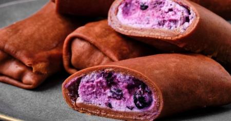 Шоколадний рулет із сиром та вишнями: рецепт із млинцевого тіста