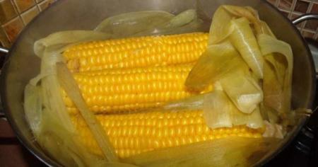 Як та скільки варити кукурудзу, що додати у воду, щоб вона була м’якою