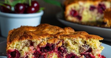 Шарлотка з вишнею: рецепт смачної випічки