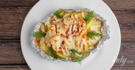 Запечена картопля з куркою та сиром: рецепт, після приготування якого не треба мити посуд
