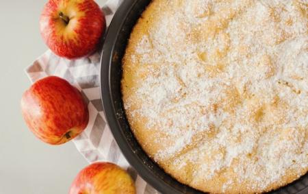 Готуємо пиріг з ревенем і яблуками: простий рецепт ароматної випічки