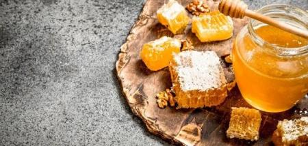 fresh-honey-jar-honeycomb-with-nuts220925-2038_13.06.25_1