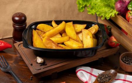 fried_potatoes_with_herbs_takeaway_black_container_8d066aeca40a29e3d0e970b793124daf_650x410_01.01.24