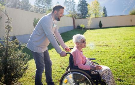 Догляд за батьками з інвалідністю. Чоловікам стане простіше отримати відстрочку: деталі