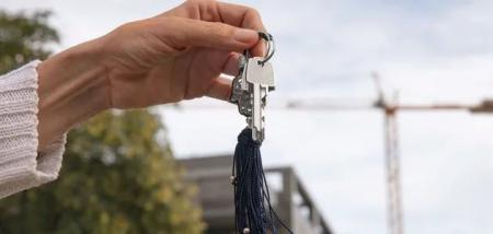 hand-holding-keys-outdoors_26.08.25_1