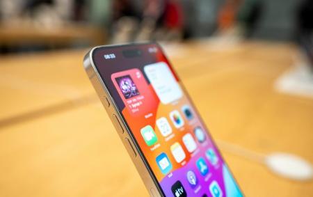 iphone_15_pro_max_biliy_titan_gettyimages_1695038105_d8bbe17be84241156aabc6b802cbb6e1_650x410_12.04.25