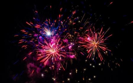 multicolored_fireworks_exploding_sky_night_4aacb9470cbe5654a67cadc0573656d0_650x410_30.04.24