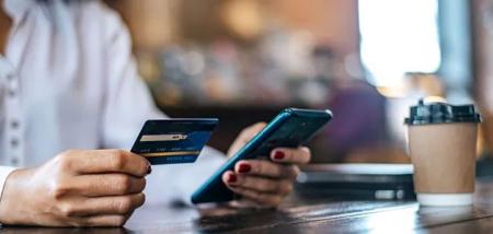 pay-goods-by-credit-card-through-smartphone-coffee-shop_03.06.25_1