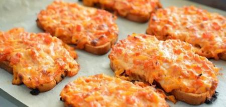 Альтернатива котлетам: гарячі бутерброди з м'ясним фаршем, помідорами та сиром