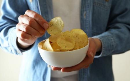 woman_hold_bowl_with_potato_chips_close_up_185193_37955_95f87662f9c669be5adc6f0642f49116_650x410_26.06.24