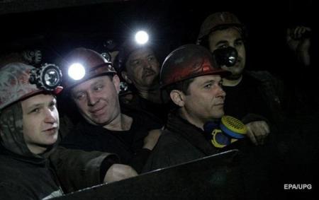 На Луганщине в шахте заблокированы сотни горняков 