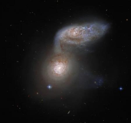 Хаббл запечатлел завораживающие столкновение двух галактик 