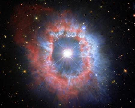 Хаббл запечатлел поразительный мощный звездный взрыв 