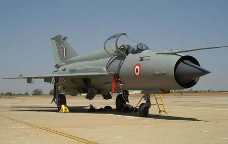 Индийский истребитель МиГ-21 разбился, столкнувшись с птицей 