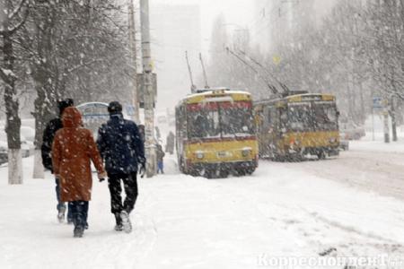 Снег выбил из графика киевский транспорт