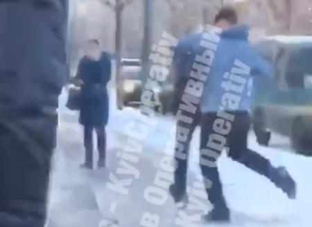 Киевский водитель избил школьника за брошенный в его авто снежок