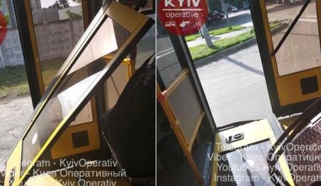 В Киеве у автобуса №30 на ходу отвалились двери