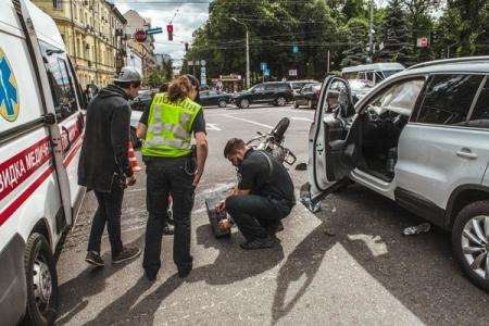 В Киеве мотоциклист врезался в Volkswagen 