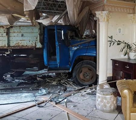 В Киеве грузовик протаранил кафе