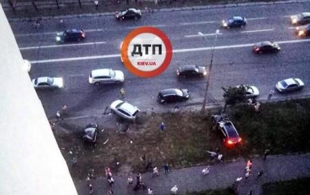 В Киеве лихач на BMW влетел в три припаркованные машины