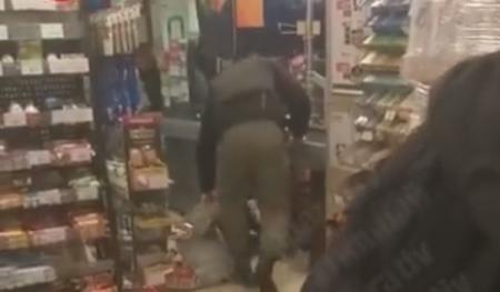Охранники супермаркета жестоко избили покупателей – СМИ