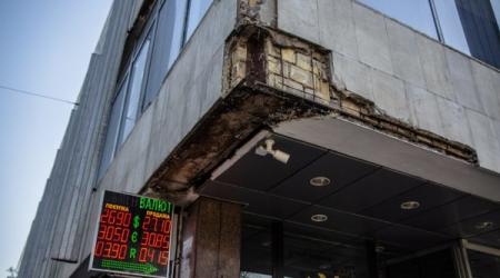 Плиты с фасада отеля Киев падают на прохожих 