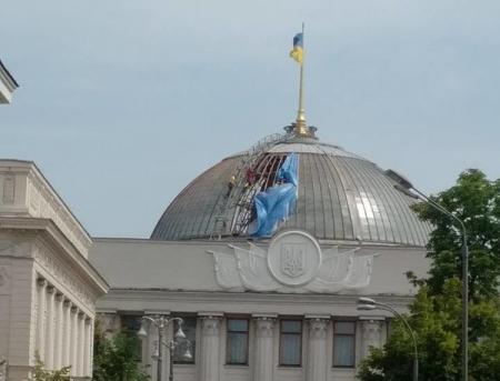 В Киеве начали разбирать купол Верховной Рады 