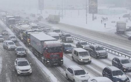 Киев из-за снегопада остановился в пробках и тянучках