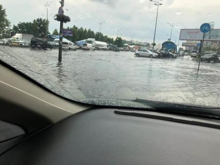 В Киеве сильный дождь затопил дорогу возле метро Вырлица