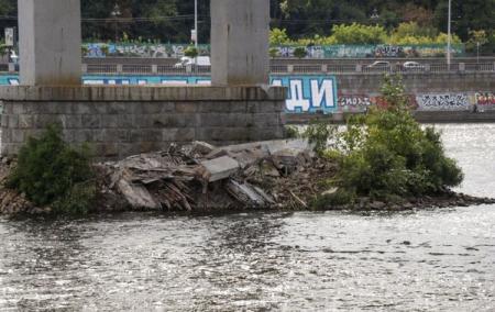 Власти Киева отреагировали на частичное обрушение пешеходного моста 