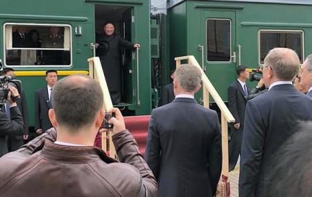 Ким Чен Ына встречали в РФ с караваем и трапом к бронепоезду 