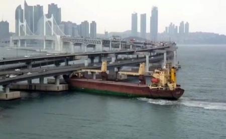 Российский корабль протаранил мост в Южной Корее 