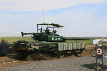 Для чего российские танкисты стали возить на танках ведра с углем