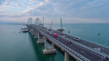 На Крымском мосту произошло первое ДТП 