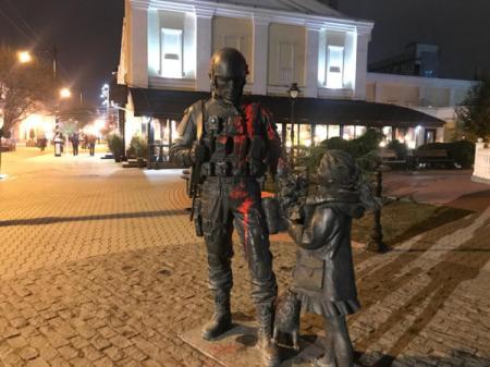 В Крыму облили краской памятник 