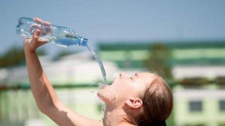 Холодные напитки в жару могут вызвать судороги желудка - медики