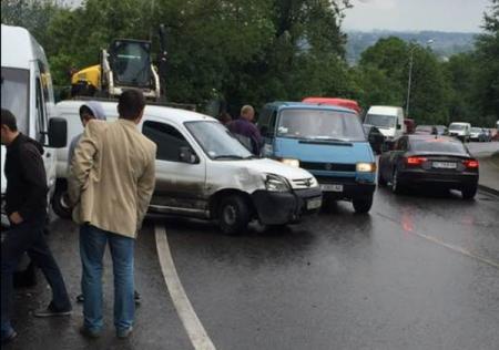 Во Львове в ДТП разбились 7 авто 
