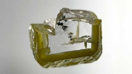 В алмазе из Ботсваны обнаружили редчайший минерал из 