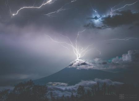 Фотограф заснял удар молнии по горе
