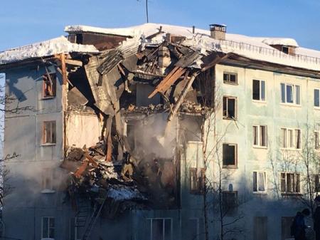 В Мурманске обвалились три этажа дома, есть жертвы 