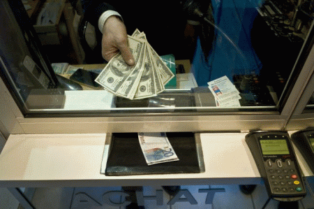 Украинцы продают больше долларов, чем покупают