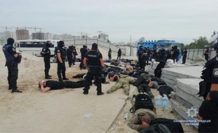 Стройка на Осокорках: полиция отловила еще 40 вооруженных титушек 