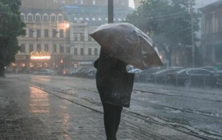 Кілька областей України накриють затяжні дощі