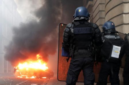 Протесты в Париже: 30 раненых, тысяча задержанных 