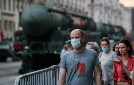 Россияне умирают тысячами от коронавируса, но военный парад будут проводить