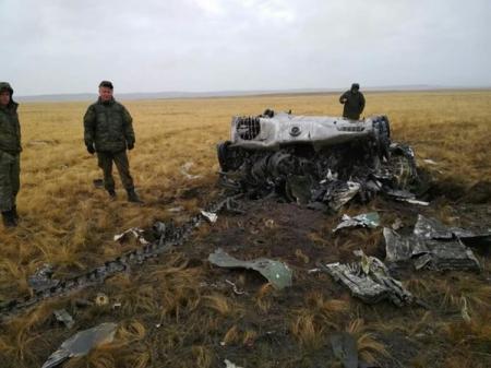 На военных учениях в РФ две БМД рухнули из самолета и разбились